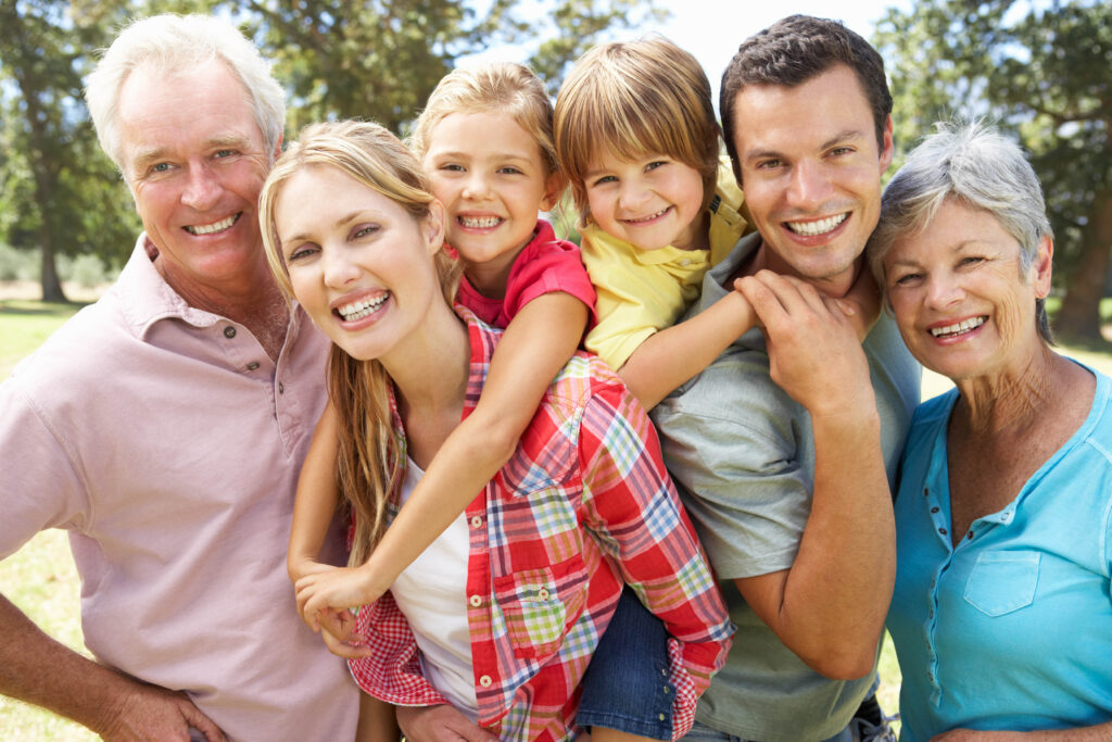 Familienbild-Großeltern, Eltern und zwei Kinder